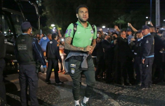 Seleção foi recebida por um grupo de torcedores no hotel em Fortaleza
