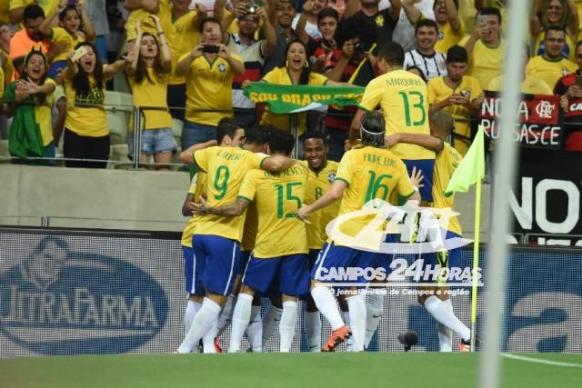 Jogadores comemoram primeiro gol de Willian