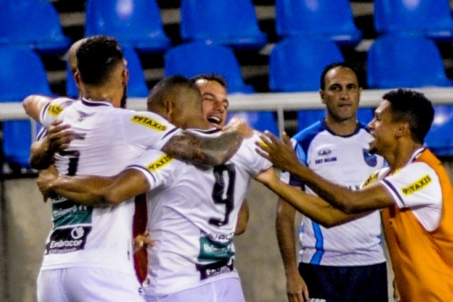 Jogadores do Ceará comemoram gol anotado por Rafael Costa