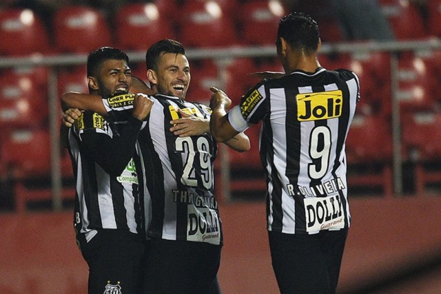 Jogadores comemoram gol anotado por Gabriel