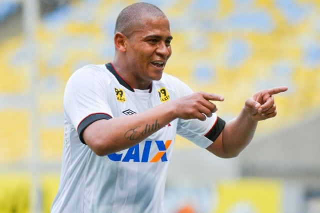 Walter comemora o único gol do jogo