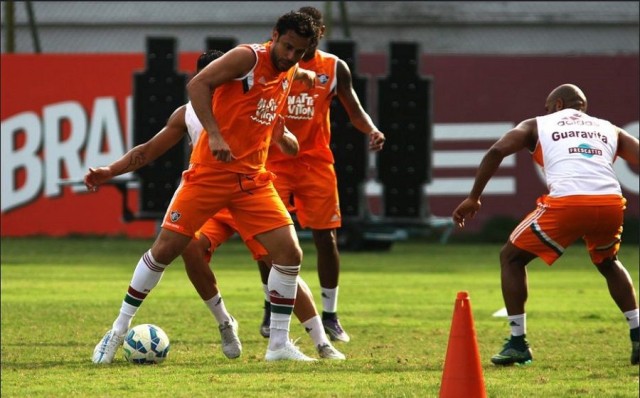 Fred voltou a trabalhar com bola, mas evitou movimentos bruscos e perigosos