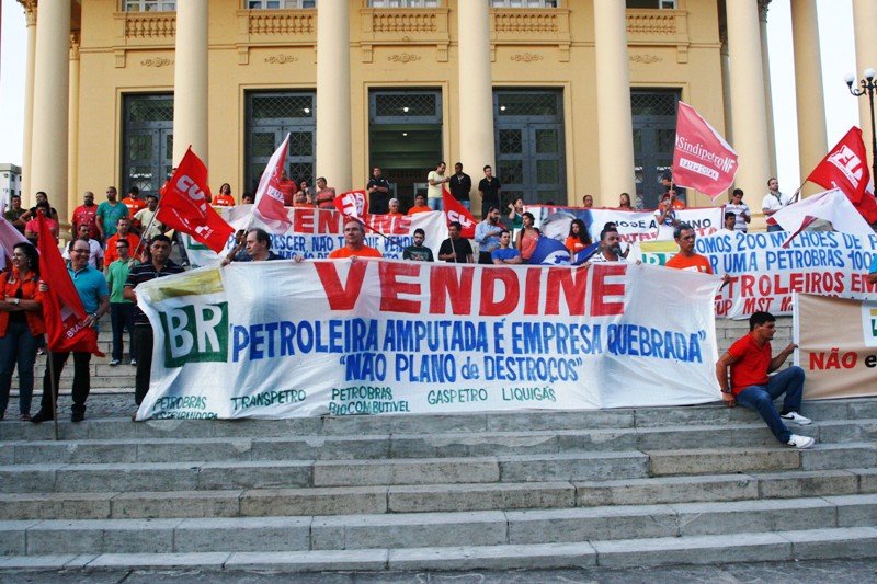 os petroleiros realizaram um ato na frente da Câmara.