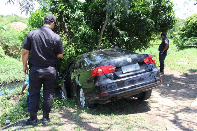 Tentativa de Homicídio na beira valão proximo a Chatuba 10-11-2015 foto Genilson Pessanha  (56)