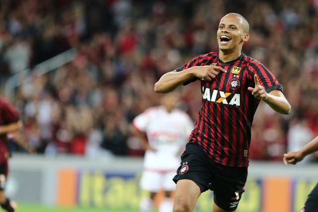Cleberson fez dois gols de cabeça sobre o Fla