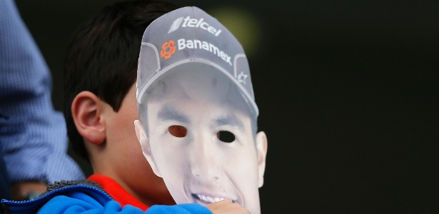 menino-usa-mascara-de-sergio-perez-piloto-da-casa-durante-o-primeiro-treino-para-o-gp-do-mexico-1446232929770_615x300