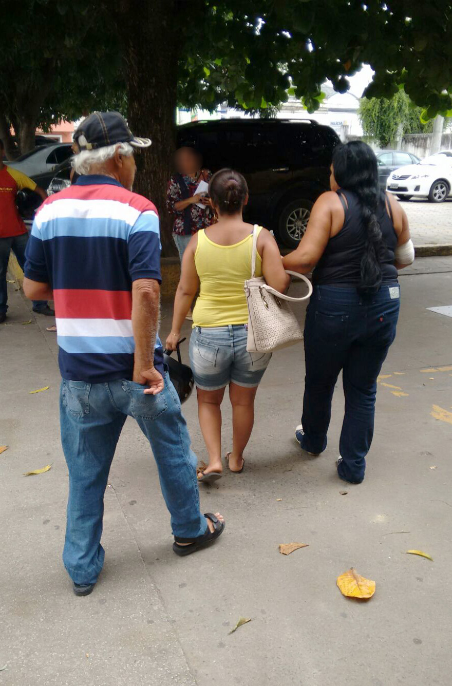 Acompanhada do marido e da advogado, a vítima deixando a DP após prestar queixa (Foto: Filipe Lemos/Campos 24 Horas)