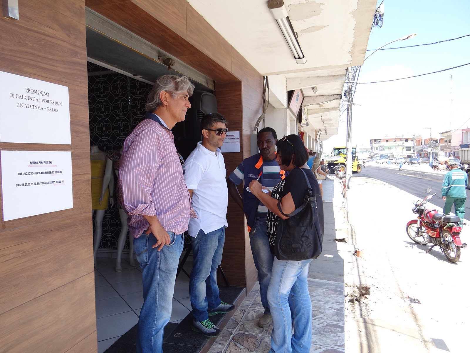 Equipes da Secretaria de Governo acompanham o andamento da obra, ouvindo moradores e comerciantes
