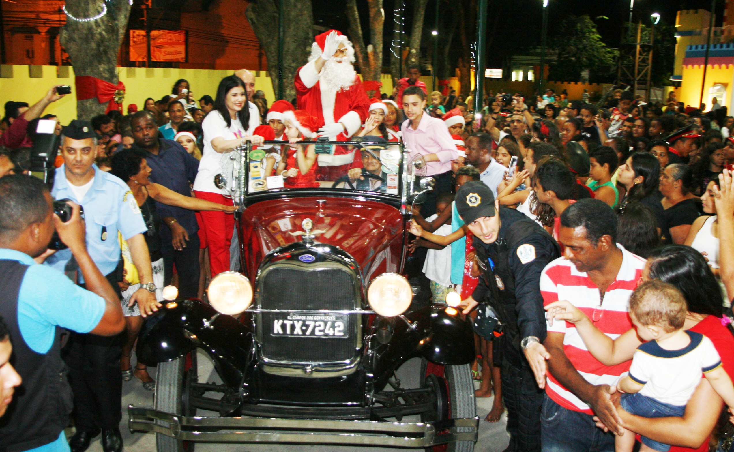 Com grande público e chegada de Papai Noel, Cidade da Criança foi entregue à população pela prefeita Rosinha Garotinho