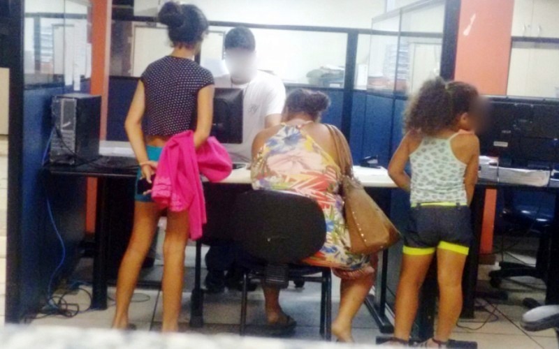 As duas meninas que conseguiram se salvar. Acompanhadas de membros do Conselho Tutelar, elas estiveram na 146ª DP(Foto: Filipe Lemos/Campos 24 Horas)