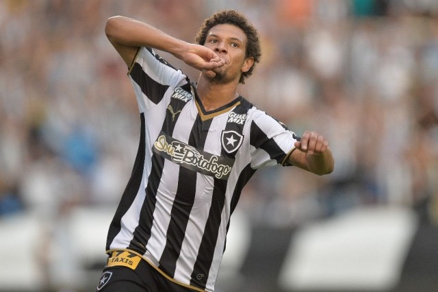 Willian Arão fez o segundo do Botafogo contra o Vitória