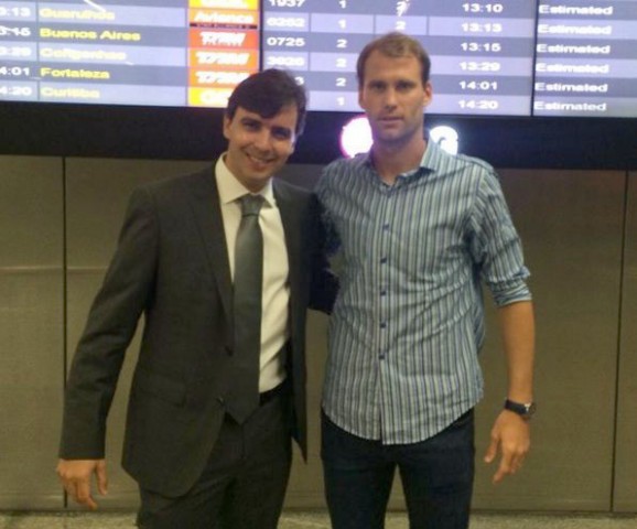 Joel Carli (à direita) posa no aeroporto no Rio