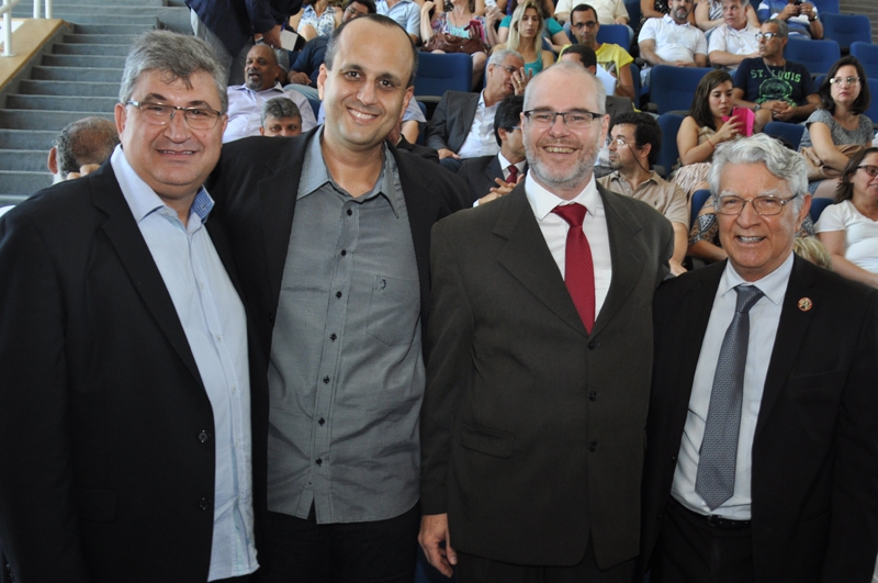 Na solenidade de posse, o líder do governo, vereador Mauro Silva, o secretário de Educação Frederico Rangel, o novo reitor Luis Cesar Passoni e o presidente da Câmara Edson Batista