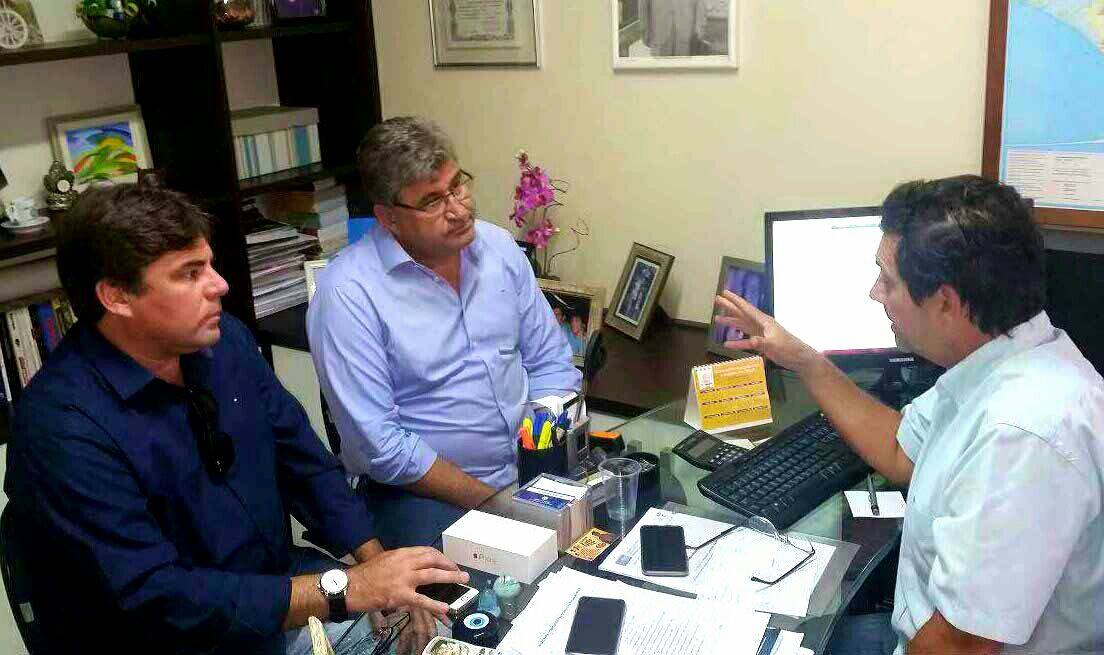 O presidente do diretório municipal da sigla, Robson Cola, o vereador Mauro Silva e o deputado Otávio Leite