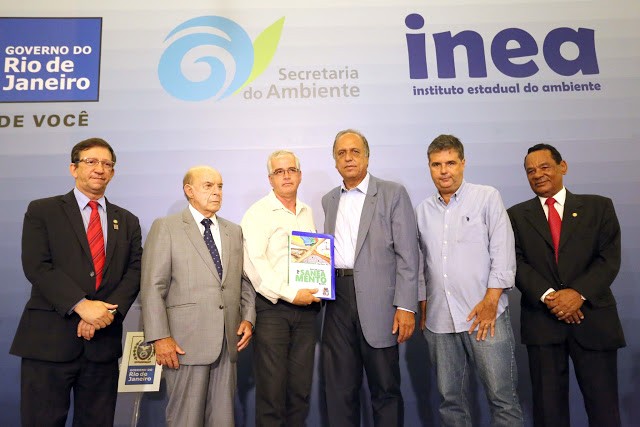 Governador Luiz Fernando Pezão entrega planos municipais de saneamento básico e certificados de habilitação de licenciamento ambiental a prefeituras do estado do Rio de Janeiro. Da esquerda/direita: Deputado Nivaldo Mulin, Vice- Governador Francisco Dornelles, Sec. Municipal de Meio Ambiente de Rio Claro,Ronaldo Figueiredo, Governador Luiz Fernando Pezão, Secretário deo Ambiente, André Corrêa e o deputado João Peixoto.