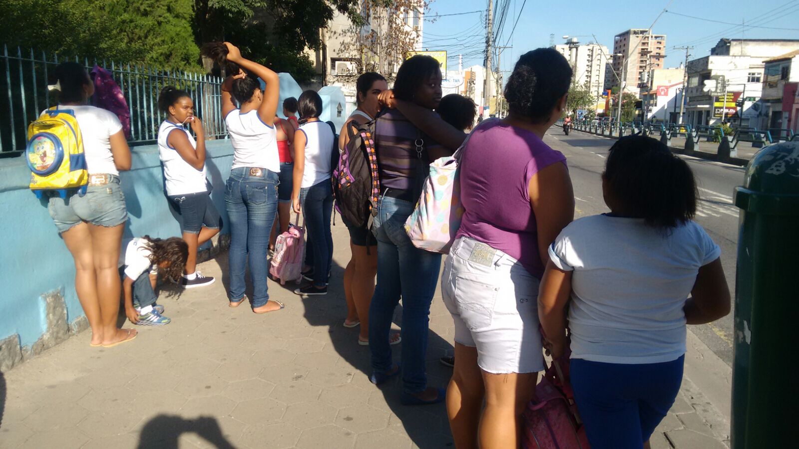 Decepcionados, alunos diante da escola no primeiro dia de aula
