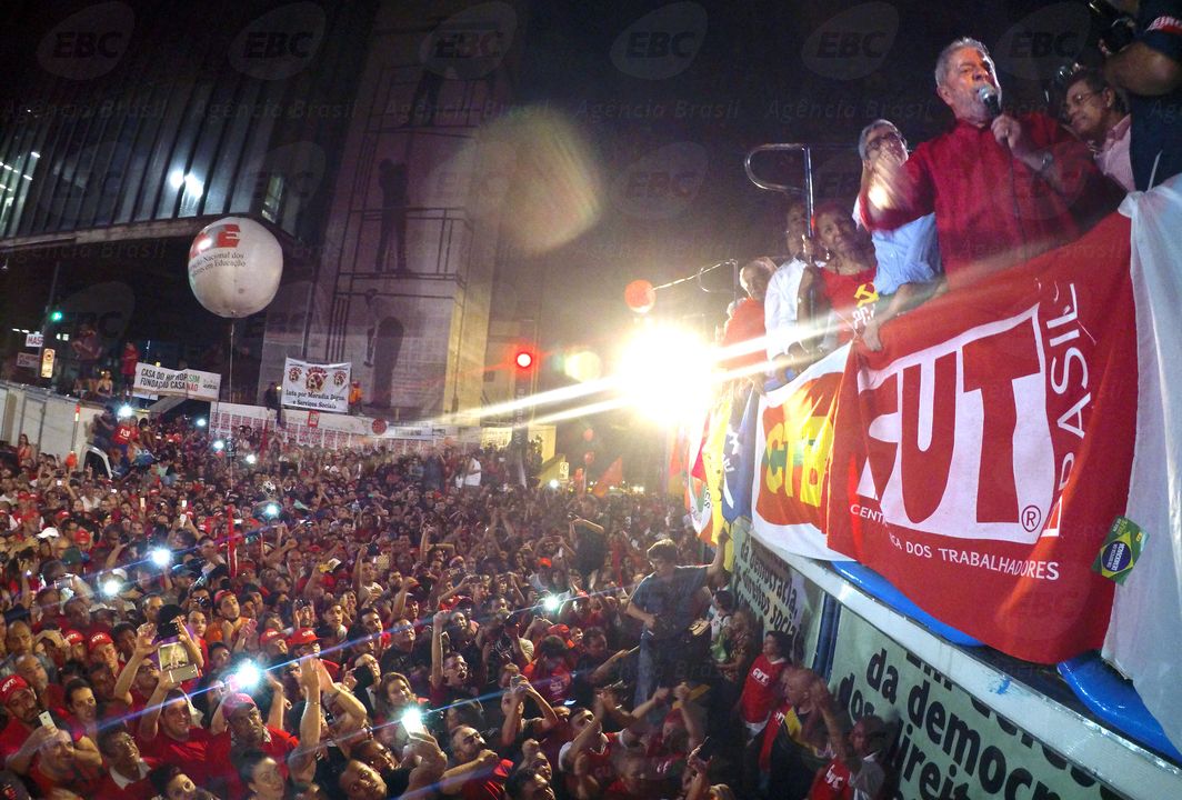 São Paulo - O ex-presidente Luiz Inácio Lula da Silva de ato na Avenida Paulista contra o impeachment e a favor da democracia (Juca Varella/Agência Brasil)