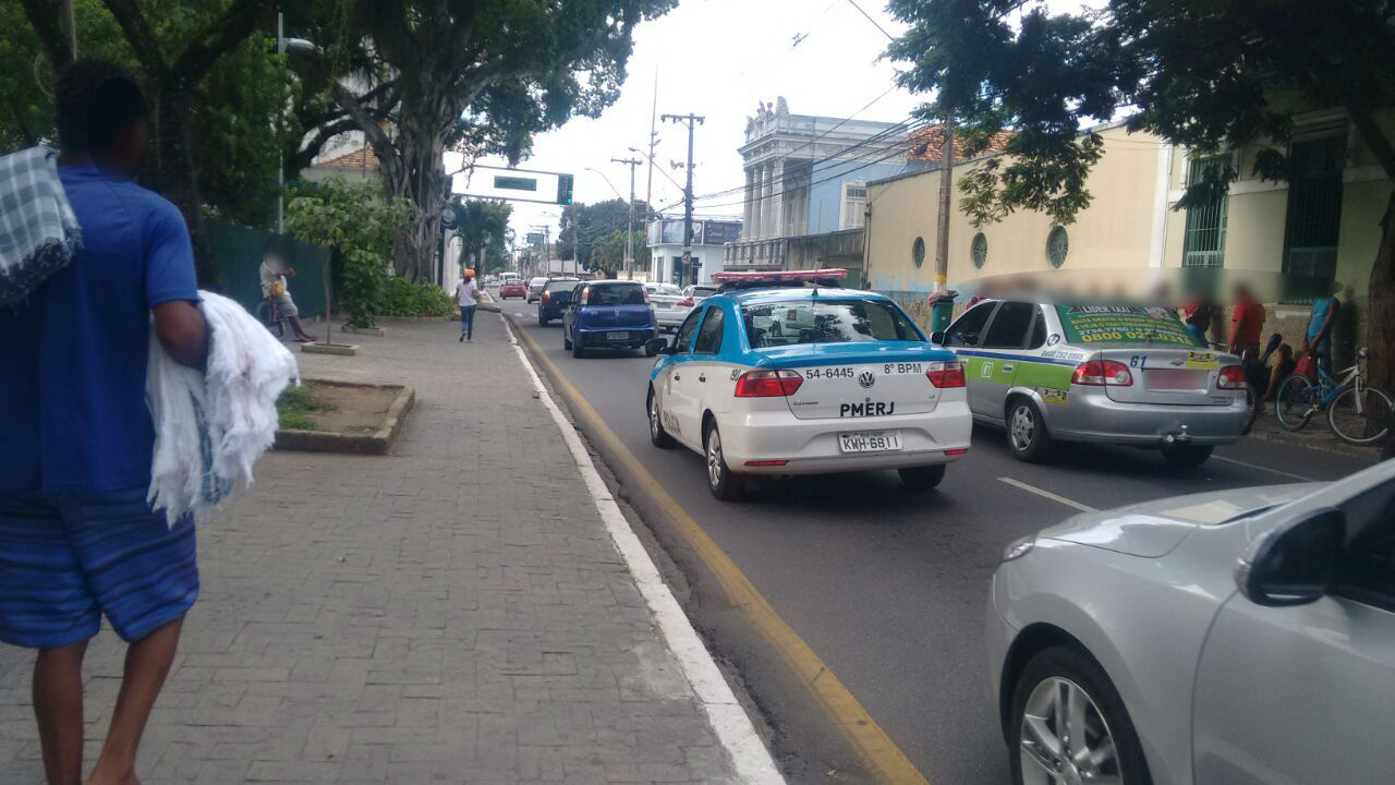 Viatura da Polícia Militar faz buscas no Centro 