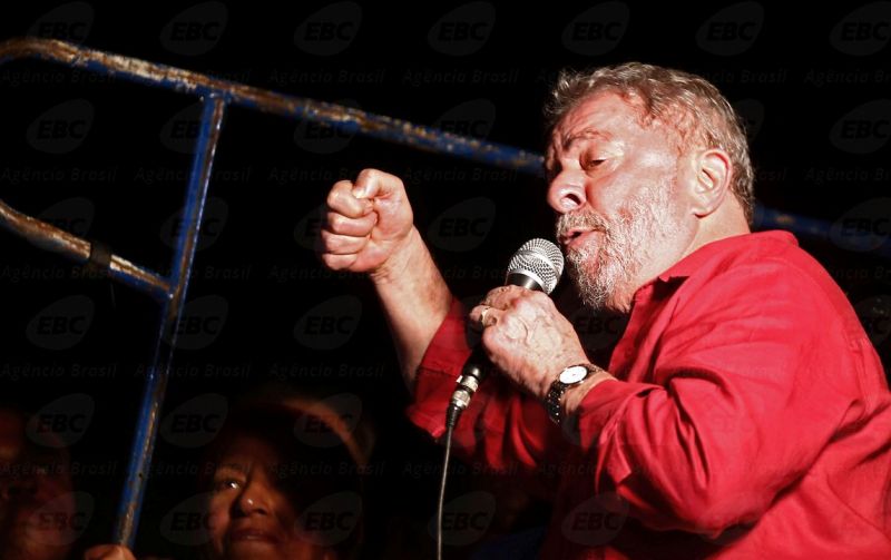 São Paulo - O ex-presidente Luiz Inácio Lula da Silva de ato na Avenida Paulista contra o impeachment e a favor da democracia (Juca Varella/Agência Brasil)