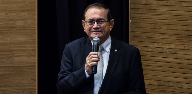 o-coronel-nunes-na-sede-da-cbf-1450299154505_615x300