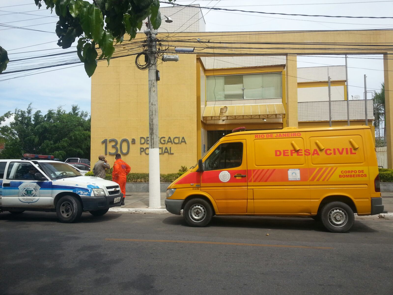 rabecão na frente da 130ª DP Quissamã
