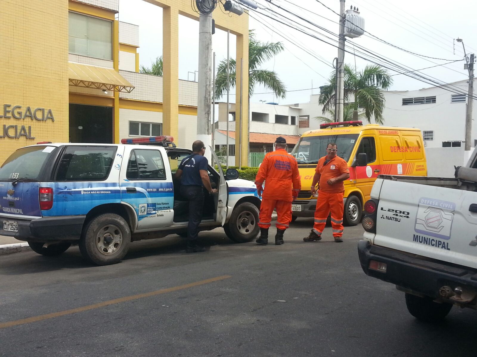 rabecão na frente da 130ª DP Quissamã03