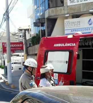 Com atadura na cabeça, jovem é levada para o HFM