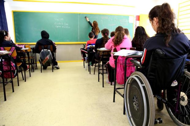 criança com deficiência em sala