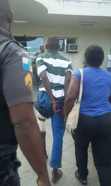 Um dos acusados, que levou um tiro na perna, entrand na 146ª DP/Guarus, após receber atendimento médico no Hospital Ferreira Machado(Foto: Campos 24 Horas)