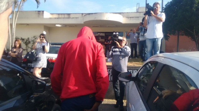 O suspeito da morte de Patrícia quando chegava a 146ª DP/Guarus na semana passada