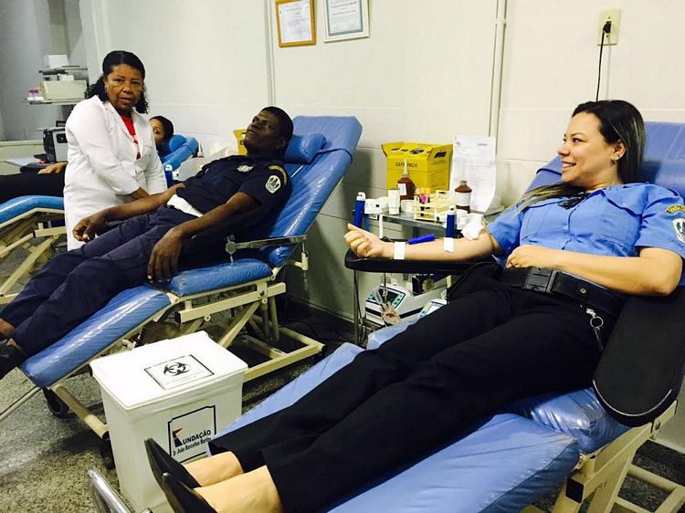 guardas doando sangue
