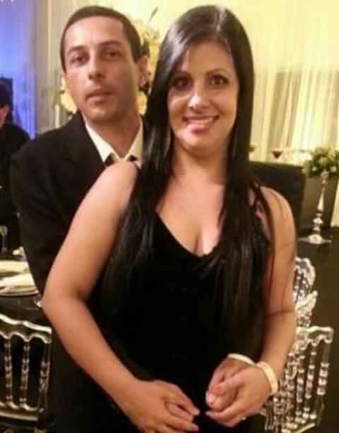 mulher guarda carro 5