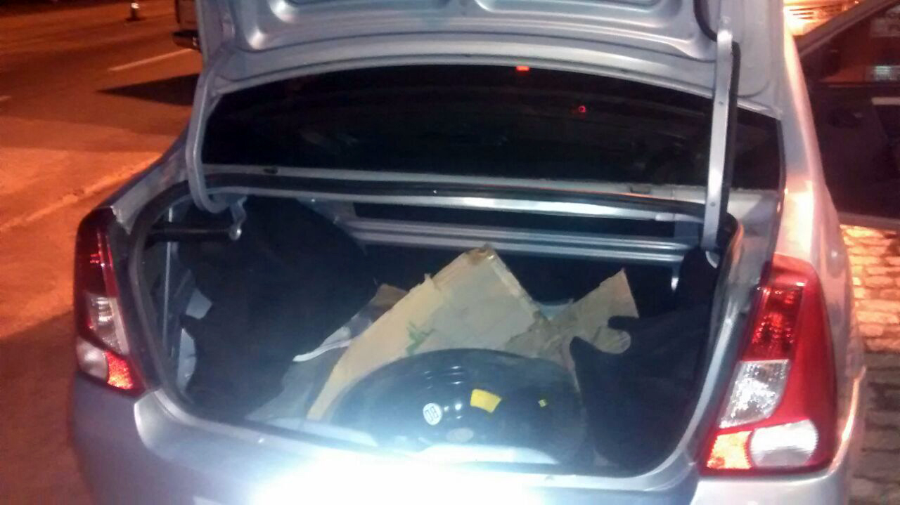 TRIO É PRESO COM 5 QUILOS DE MACONHA ESCONDIDOS EM PNEU DE CARRO - 12_07_2016 - 00002