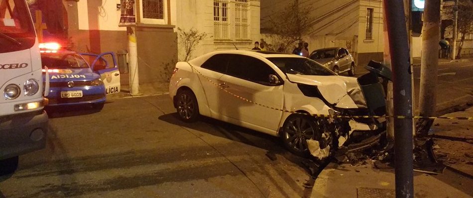 Colisão entre dois carros de passeio deixa 4 feridos