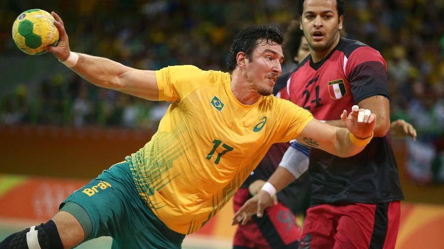 alexandro-pozzer-arremessa-para-o-brasil-contra-o-egito-no-handebol-masculino-1471121840568_v2_900x506