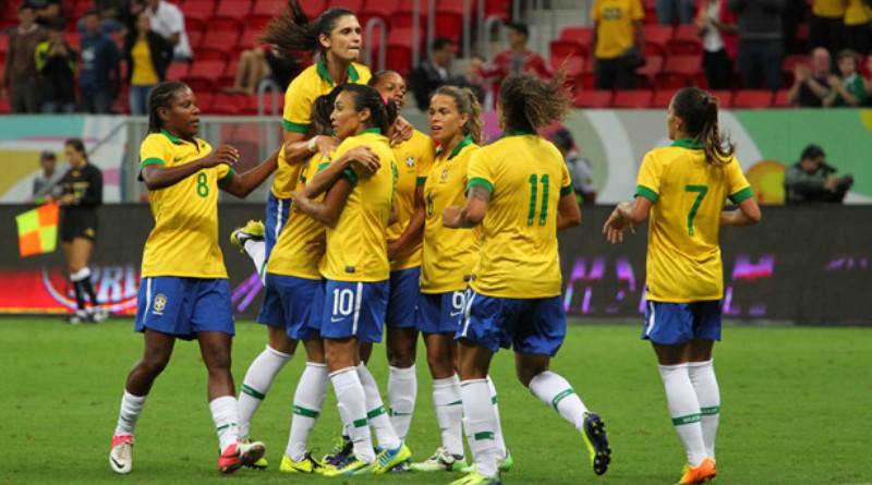 selecao-brasileira-de-futebol-feminino-andre-broges-comcopa-13-12-2013-e1456200004223
