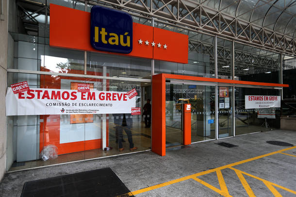 HR SÃO PAULO/SP 06/09/2016 GREVE DOS BANCÁRIOS ECONOMIA - Primeiro dia da greve dos bancários. Cenas de agências na Av. Paulista. FOTO: HÉLVIO ROMERO/ESTADÃO