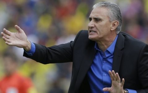 tite-gesticula-em-sua-primeira-partida-no-comando-da-selecao-brasileira-1472766531066_615x300
