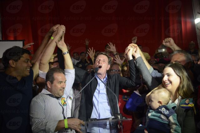 Rio de Janeiro - O senador Marcelo Crivella (PRB) celebra em Bangu ao ser eleito para a prefeitura do Rio de Janeiro com vitória sobre Marcelo Freixo (PSOL), no segundo turno. (Fernando Frazão/Agência Brasil)