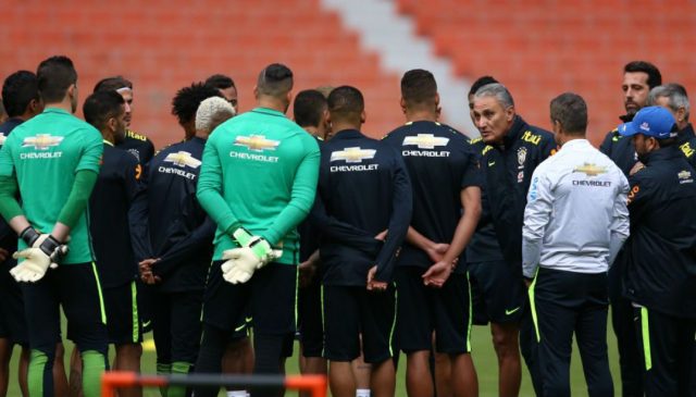 Tite só deve anunciar os 11 titulares pouco antes da partida