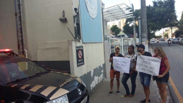 Linda Mara e Ana Alice receberam apoio de parentes e amigos que levaram cartazes até a delegacia da Polícia Federal (Foto: reprodução)