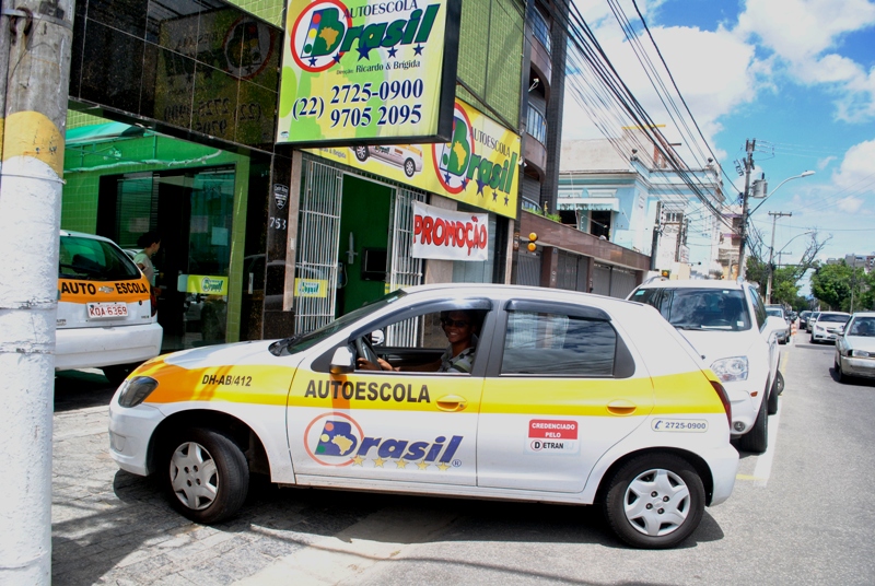 Carros com ar, direção e automáticos