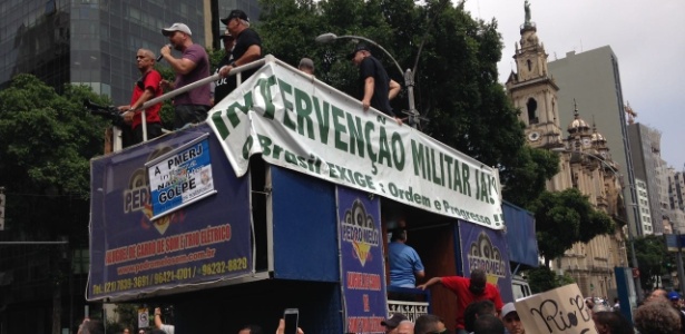 militar-durante-protesto-de-servidores-publicos-na-alerj-no-rio-1479305089724_615x300