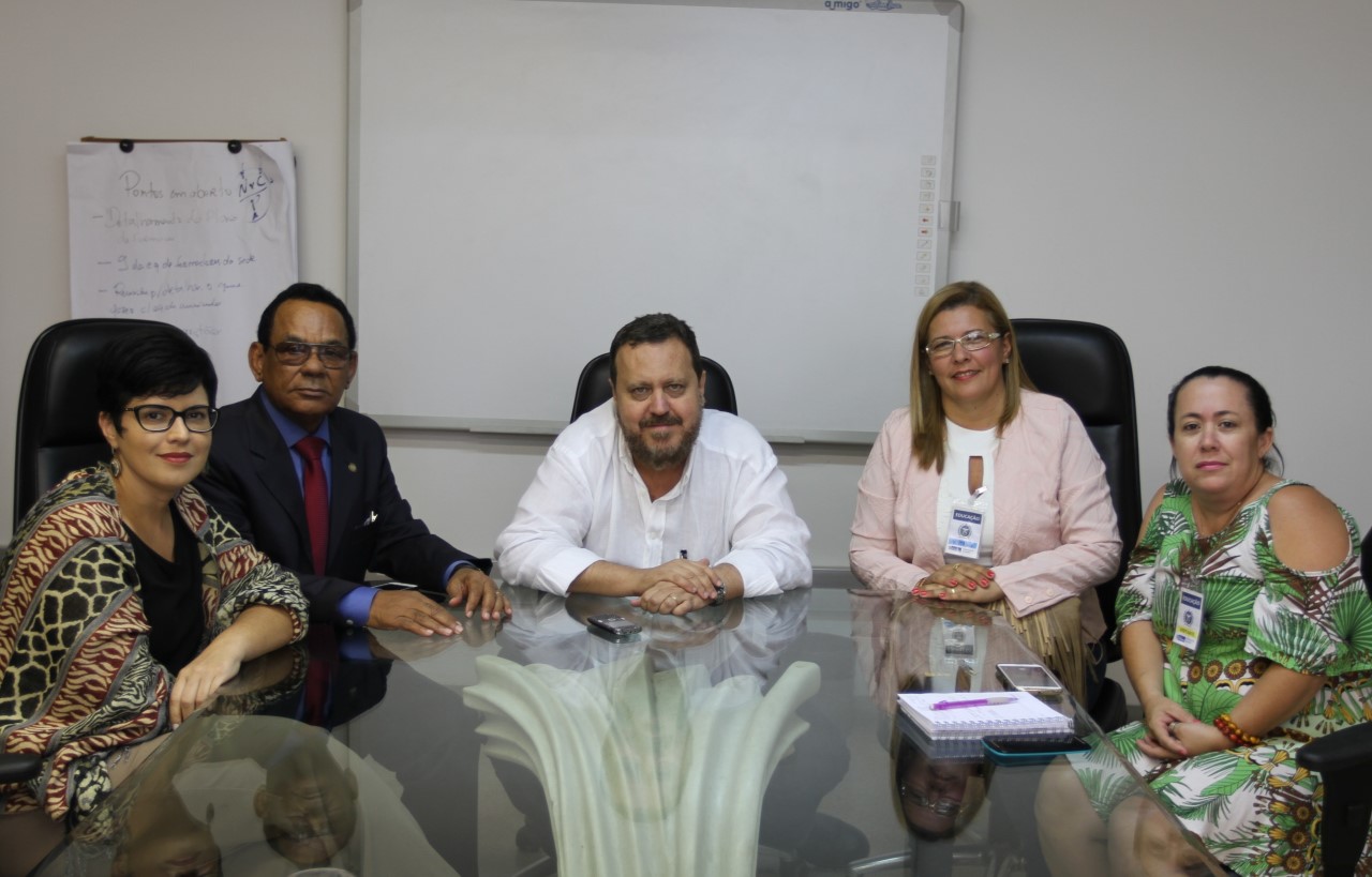 Deputado João Peixoto participa de encontro com o secretário Estadual de Educação