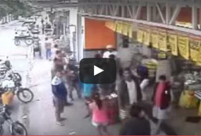 VÍDEO: Dupla invade supermercado em plena luz do dia