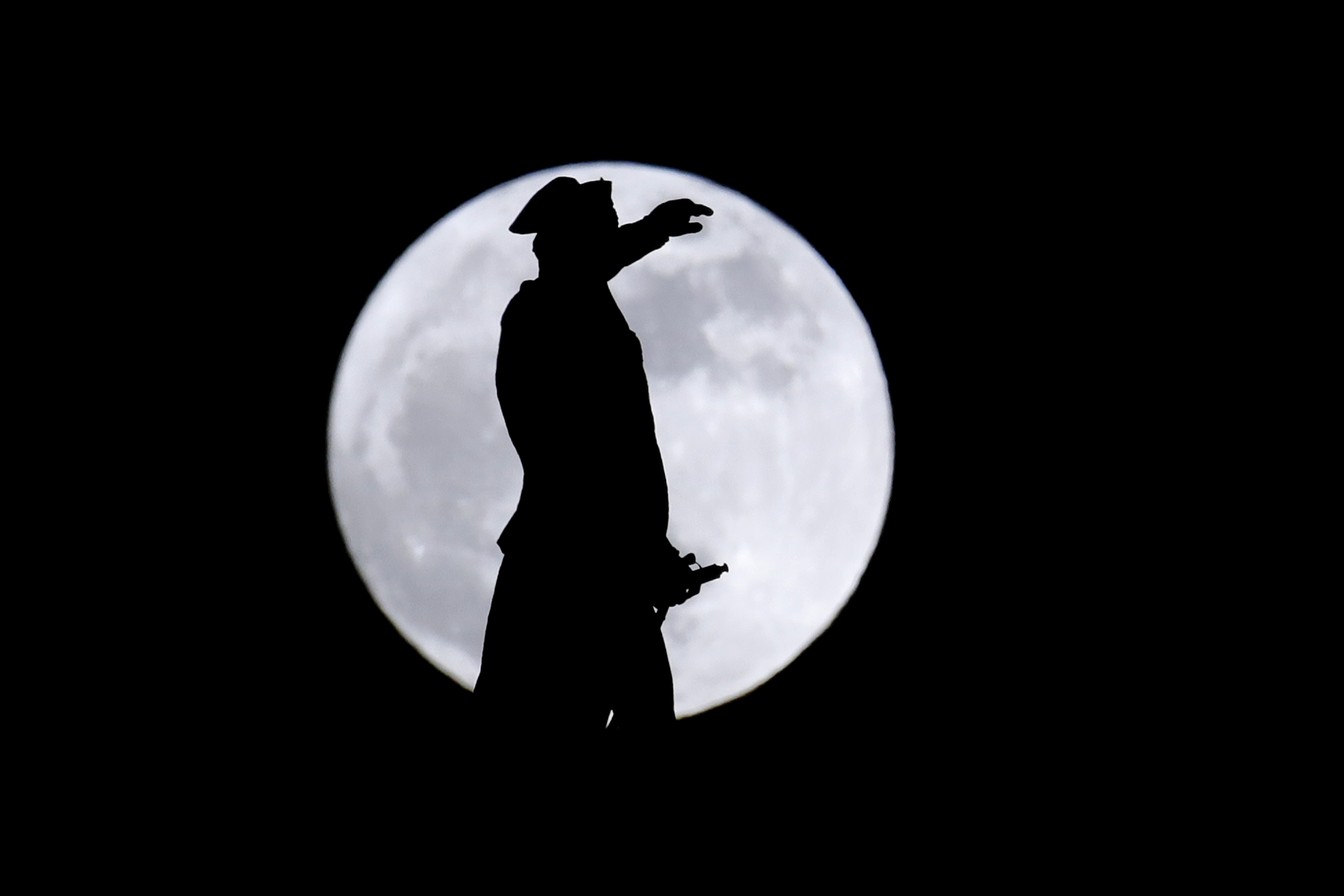 Lua aparece atrás de estátua de George Washington em Nova Jersey (EUA (Foto: Julio Cortez/AP Photo)