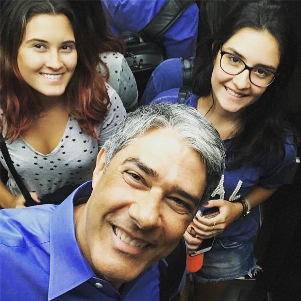 William Bonner posa sorridente com as filhas