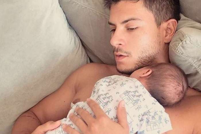 Arthur Aguiar mostra rosto da filha, Sophia, e fãs notam semelhança