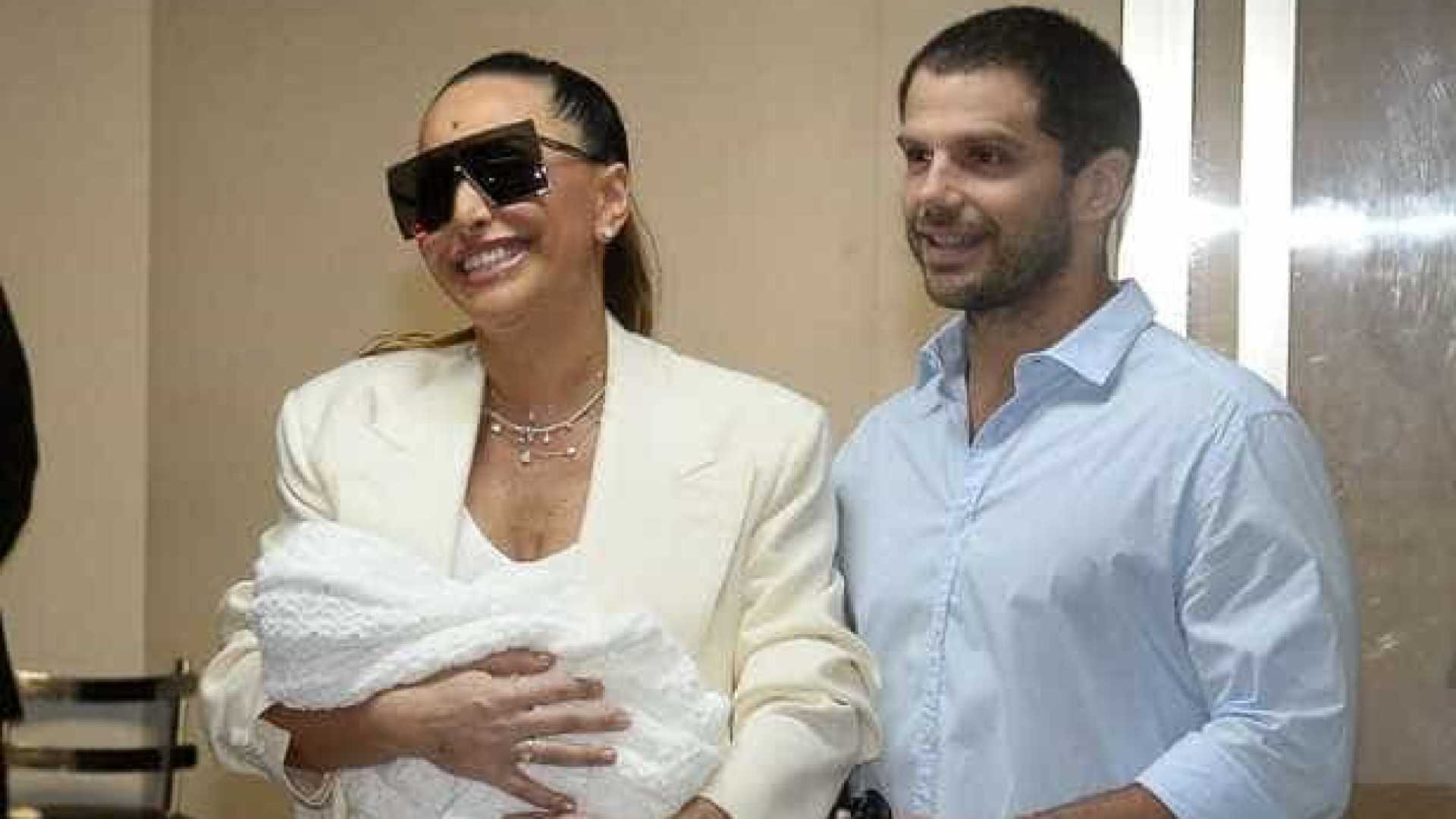 Duda Nagle comemora 1 mês de Zoe com foto em família