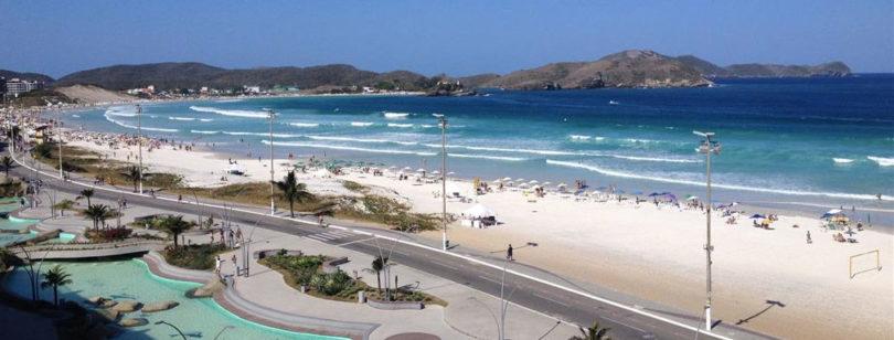 Tiroteio em praia de Cabo Frio: homem assassinado e jovem baleada na cabeça